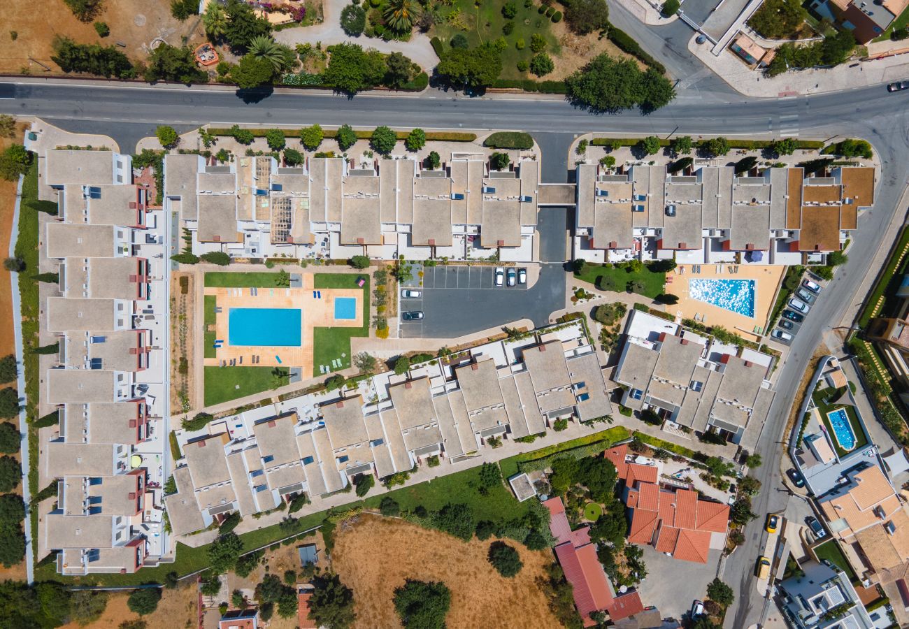 Apartamento em Guia - Vitismar com piscinas e Jardim
