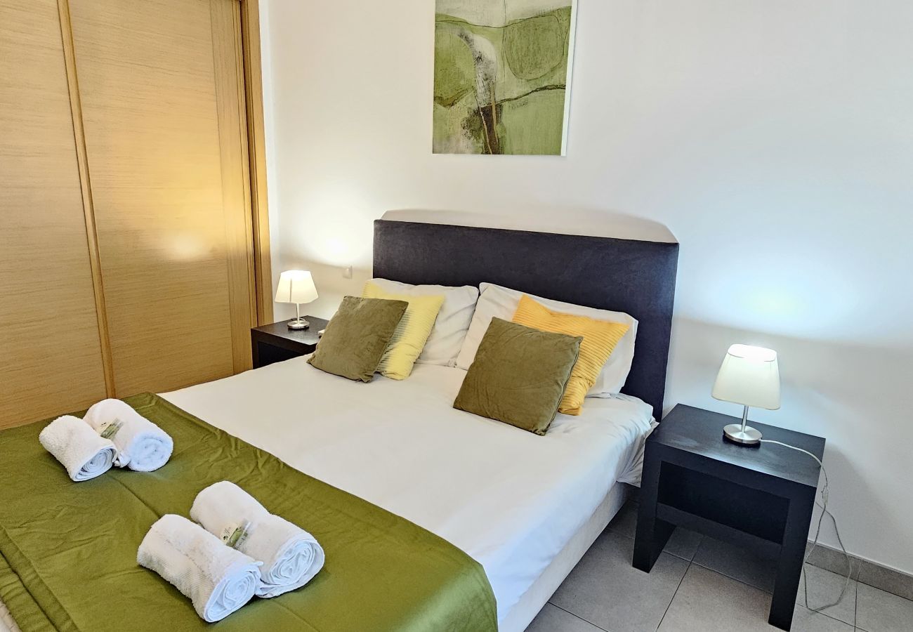 Apartamento em Guia - Vitismar II com piscina, jardim e garagem