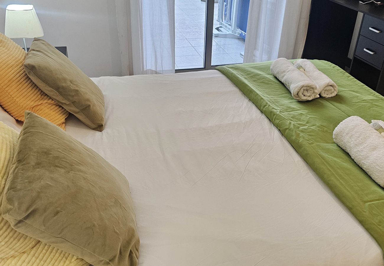 Apartamento em Guia - Vitismar II com piscina, jardim e garagem