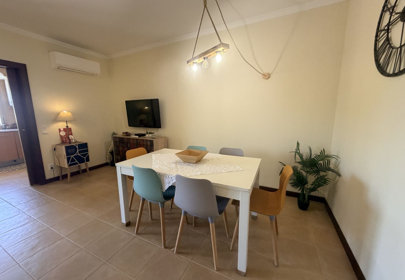 Apartamento em Guia - Cosy Nest Salgados — 1-Bed Retreat near the Beach