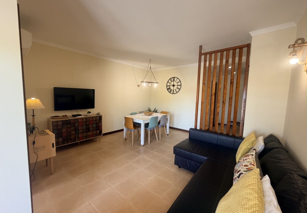 Apartamento em Guia - Cosy Nest Salgados — 1-Bed Retreat near the Beach