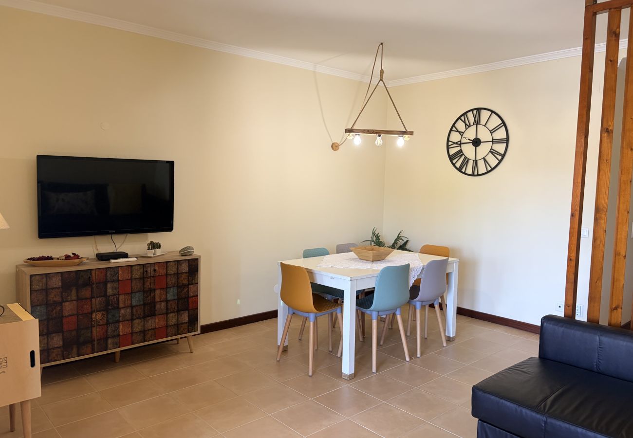 Apartamento em Guia - Cosy Nest Salgados — 1-Bed Retreat near the Beach