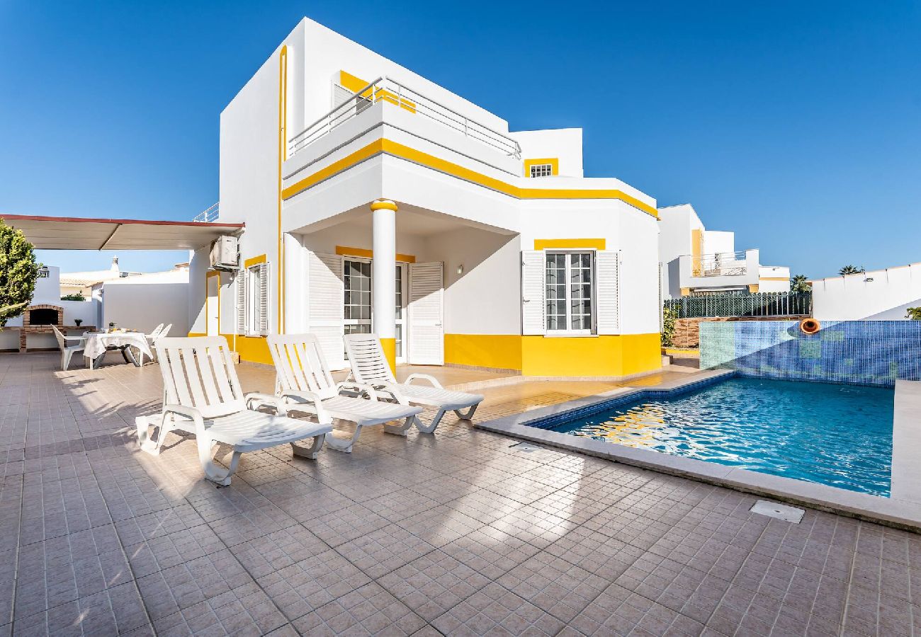 Villa in Galé - Pet-Friendly with Private Pool Close to the Beach