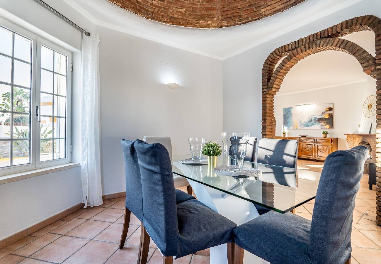 Villa in Galé - Pet-Friendly with Private Pool Close to the Beach