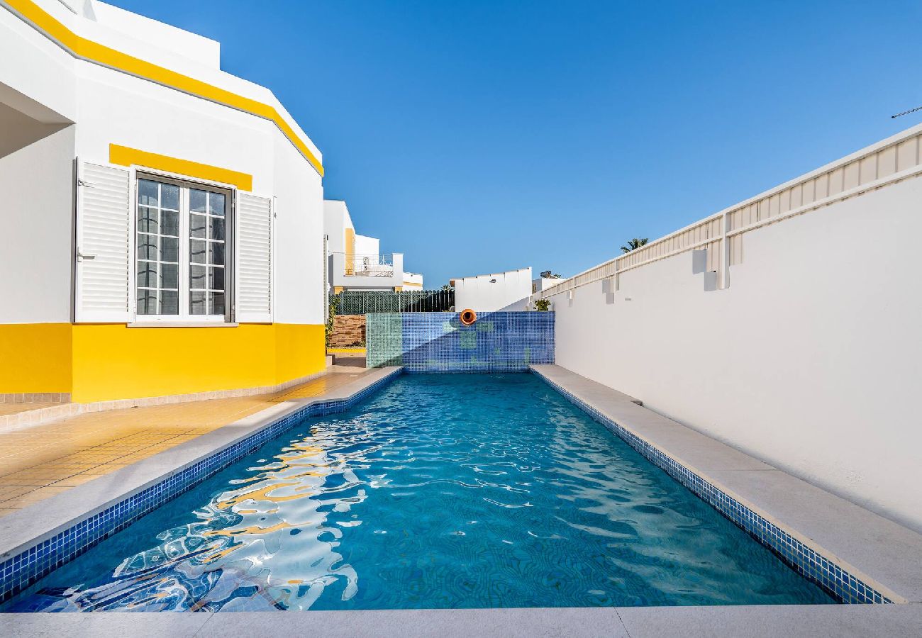 Villa in Galé - Pet-Friendly with Private Pool Close to the Beach
