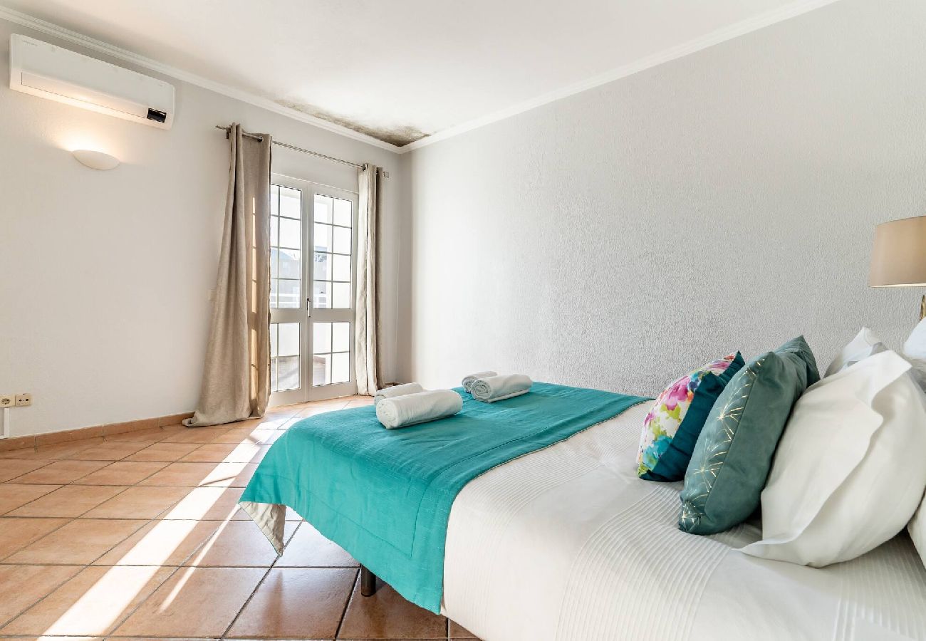 Villa in Galé - Pet-Friendly with Private Pool Close to the Beach