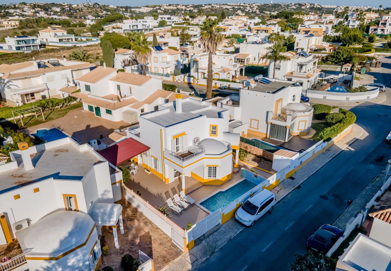 Villa in Galé - Pet-Friendly with Private Pool Close to the Beach