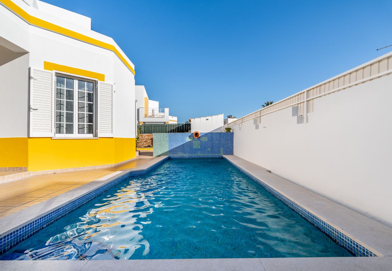Villa in Galé - Pet-Friendly with Private Pool Close to the Beach