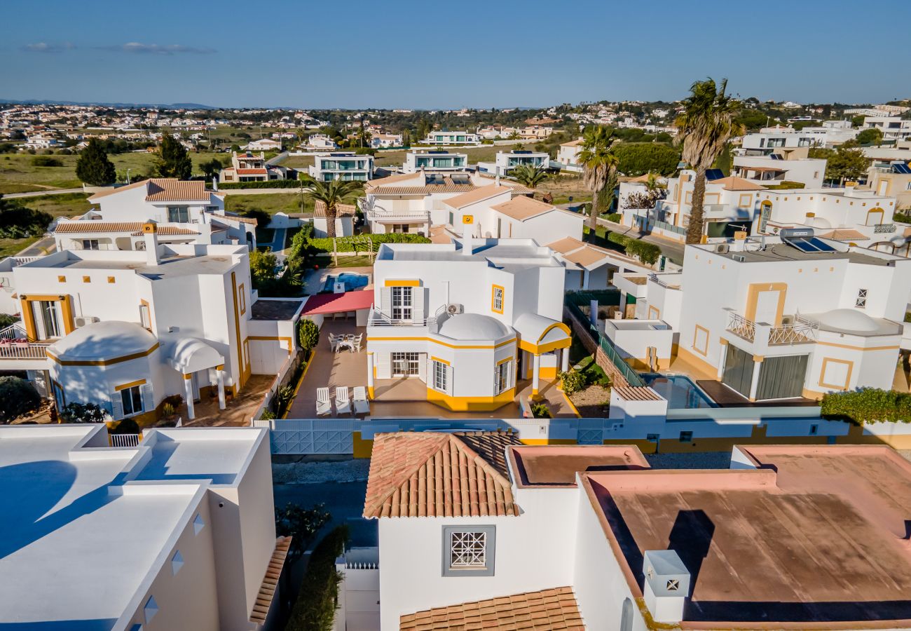 Villa in Galé - Pet-Friendly with Private Pool Close to the Beach