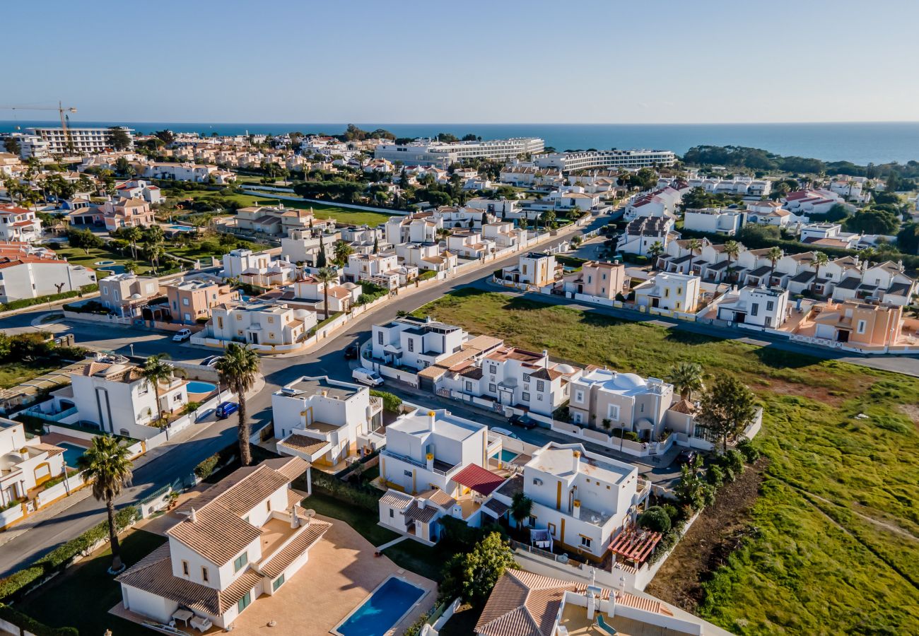 Villa in Galé - Pet-Friendly with Private Pool Close to the Beach