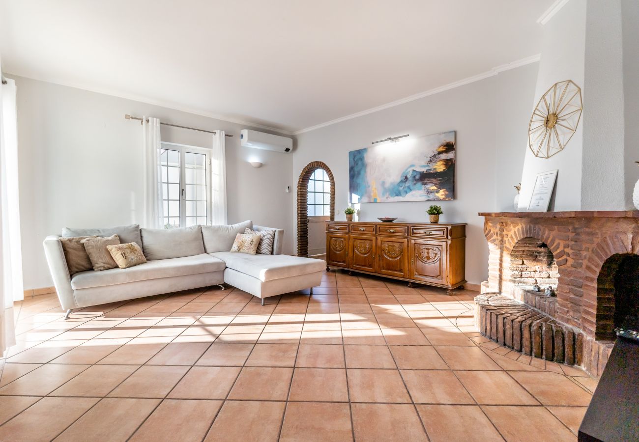 Villa in Galé - Pet-Friendly with Private Pool Close to the Beach
