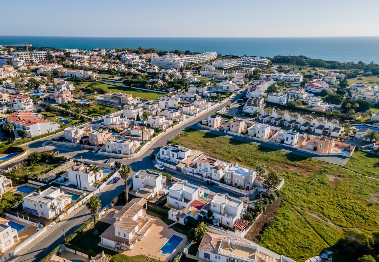 Villa in Galé - Pet-Friendly with Private Pool Close to the Beach