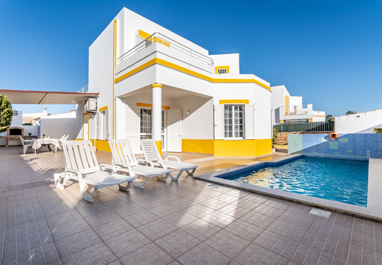 Villa in Galé - Pet-Friendly with Private Pool Close to the Beach