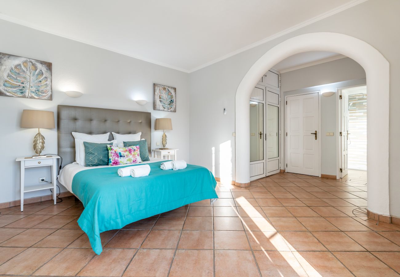Villa in Galé - Pet-Friendly with Private Pool Close to the Beach