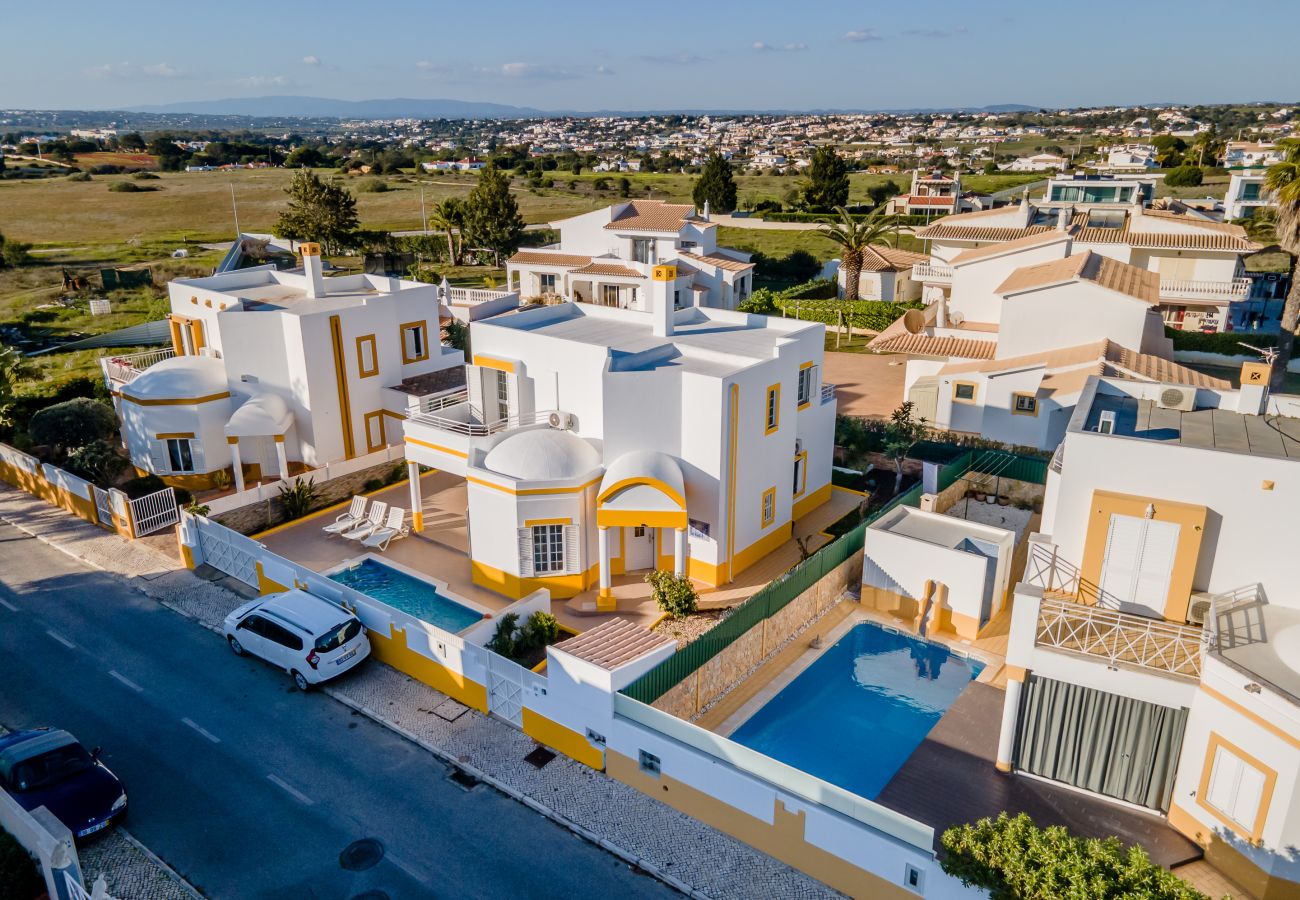 Villa in Galé - Pet-Friendly with Private Pool Close to the Beach