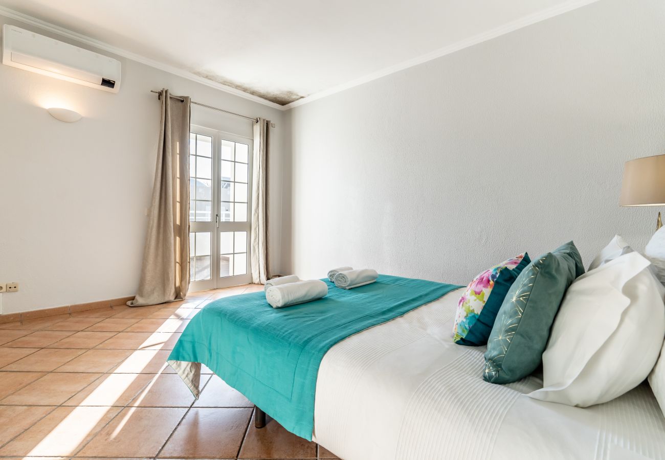 Villa in Galé - Pet-Friendly with Private Pool Close to the Beach