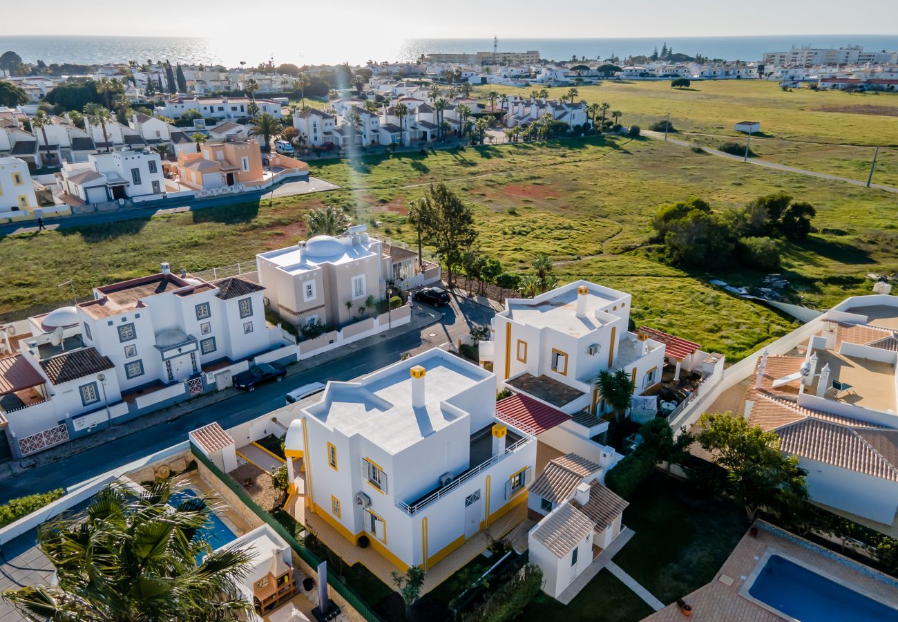 Villa in Galé - Pet-Friendly with Private Pool Close to the Beach
