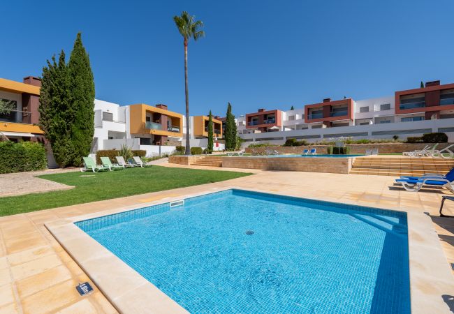 Appartement à Guia - Vitismar com piscinas e Jardim