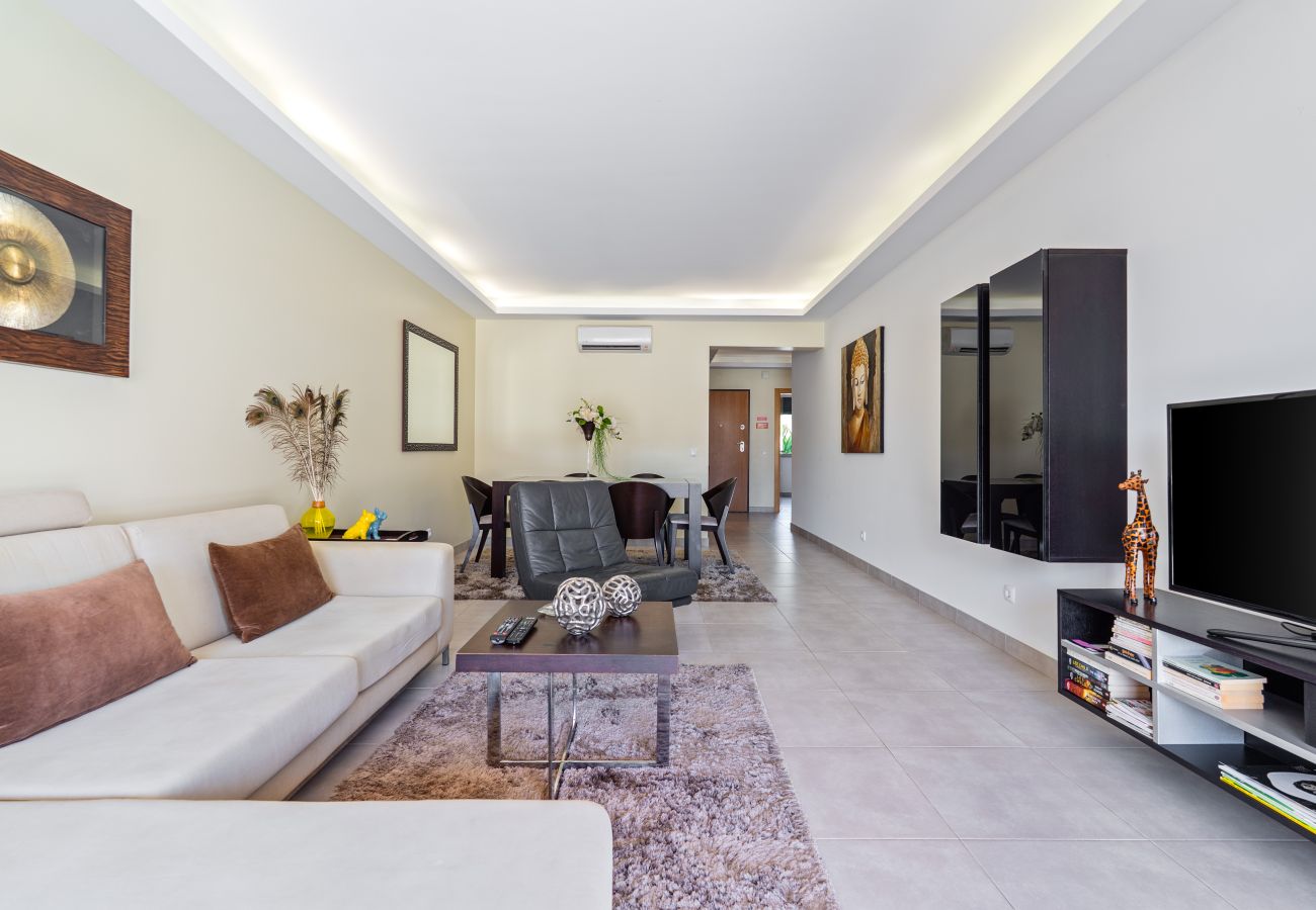 Appartement à Guia - Vitismar com piscinas e Jardim