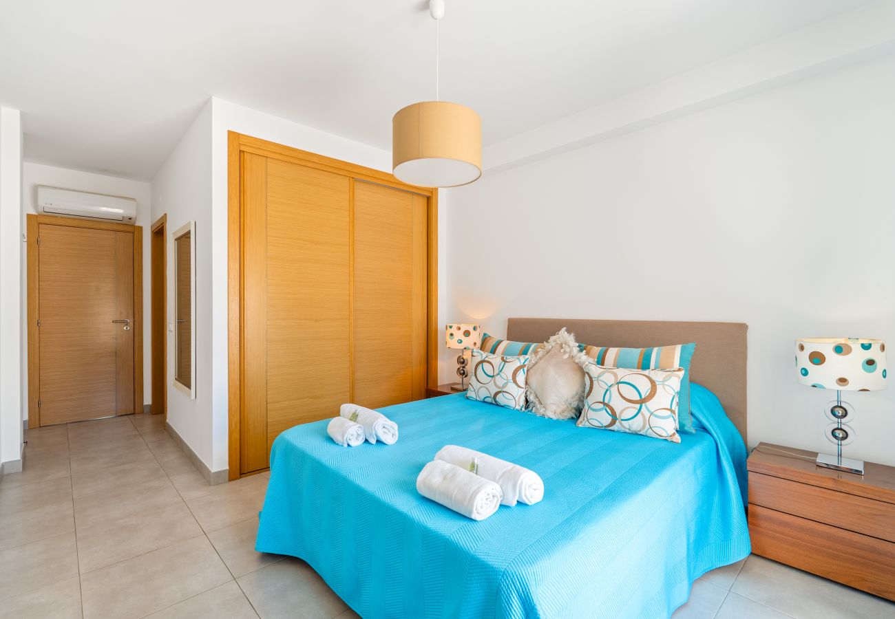 Appartement à Guia - Vitismar com piscinas e Jardim