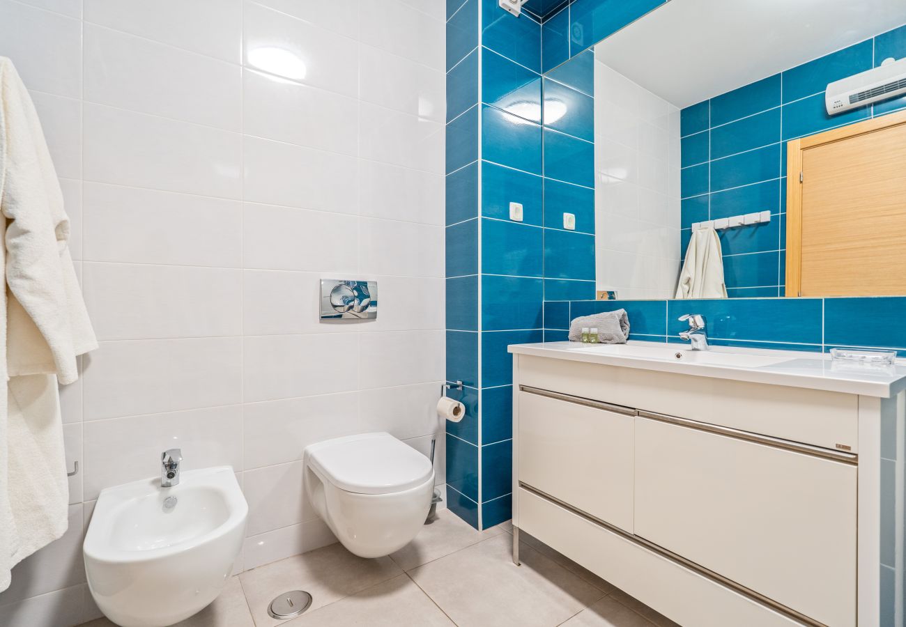 Appartement à Guia - Vitismar com piscinas e Jardim