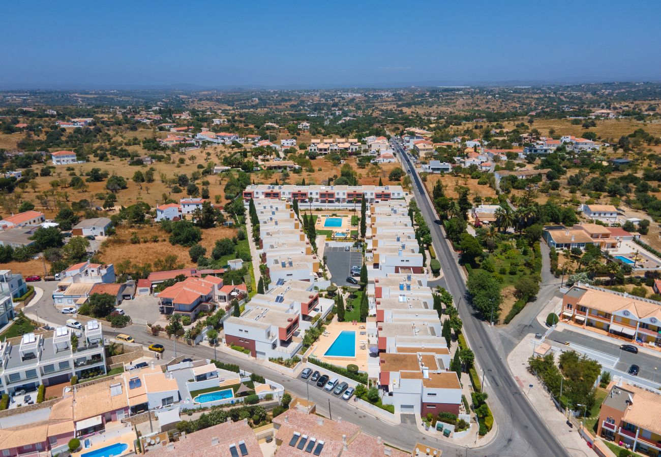 Appartement à Guia - Vitismar com piscinas e Jardim