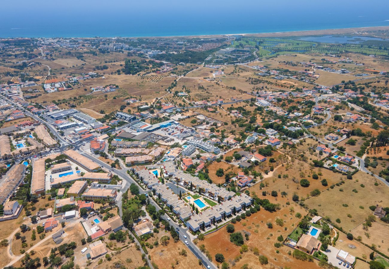 Appartement à Guia - Vitismar com piscinas e Jardim