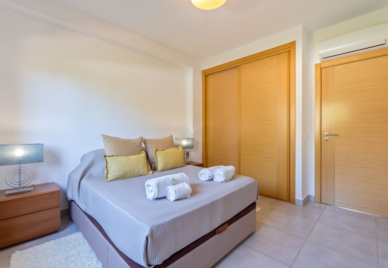 Appartement à Guia - Vitismar com piscinas e Jardim