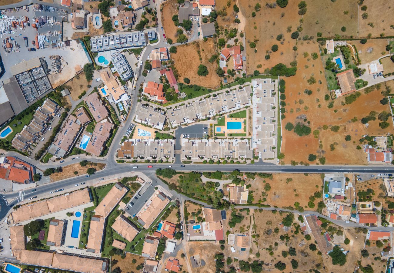 Appartement à Guia - Vitismar com piscinas e Jardim