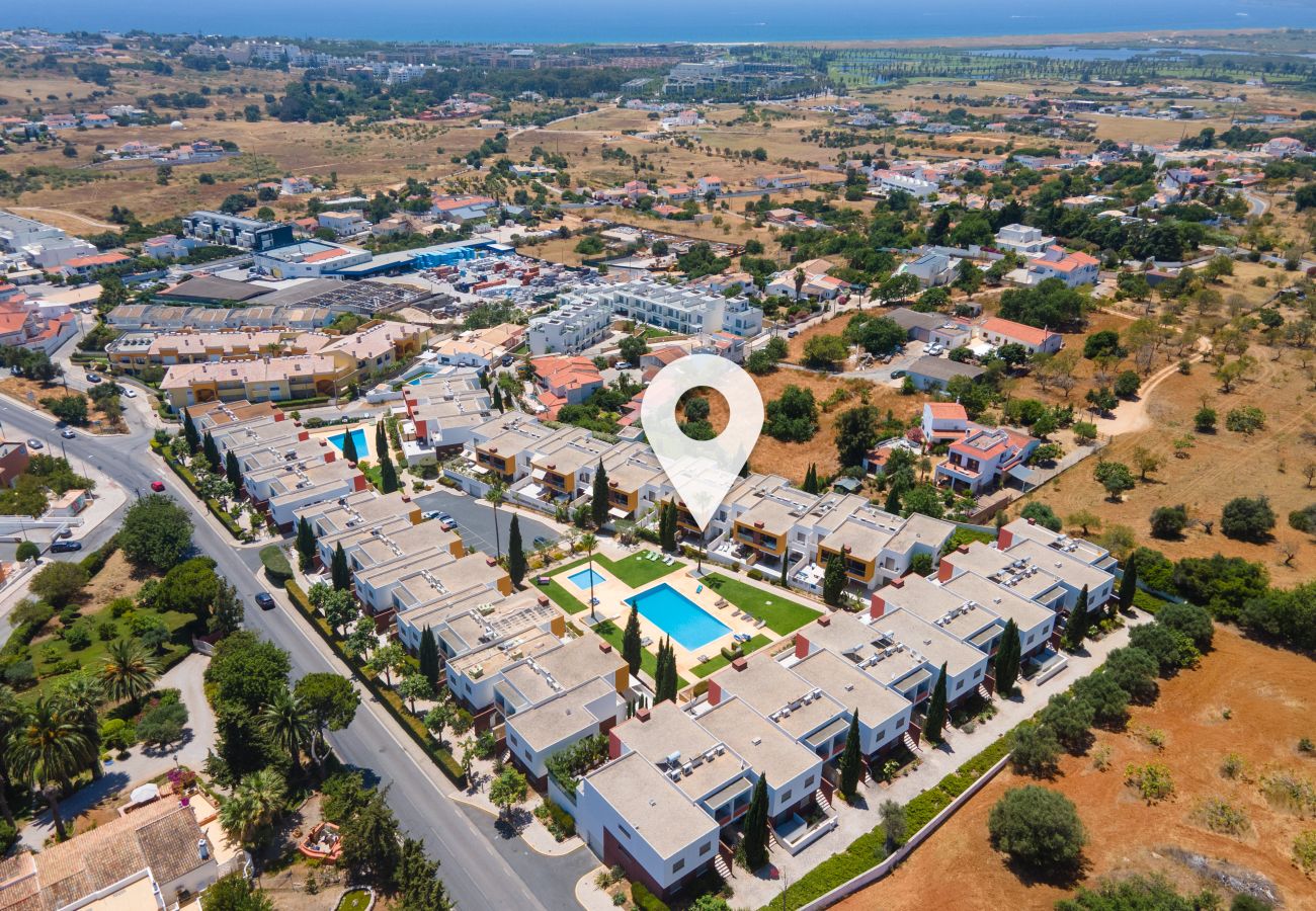 Appartement à Guia - Vitismar com piscinas e Jardim