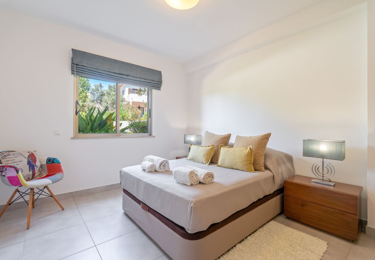 Appartement à Guia - Vitismar com piscinas e Jardim