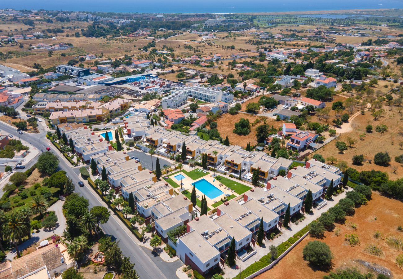 Appartement à Guia - Vitismar com piscinas e Jardim