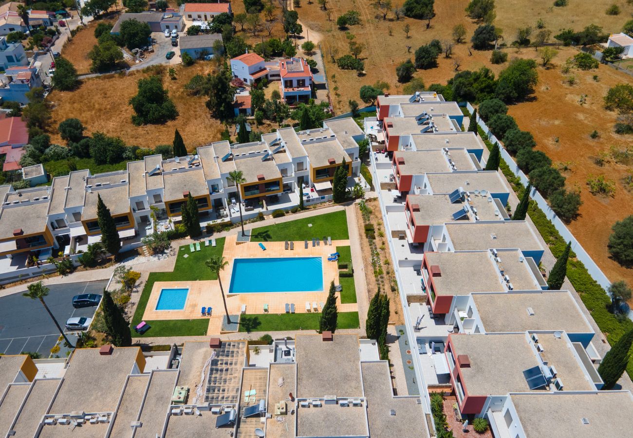 Appartement à Guia - Vitismar com piscinas e Jardim