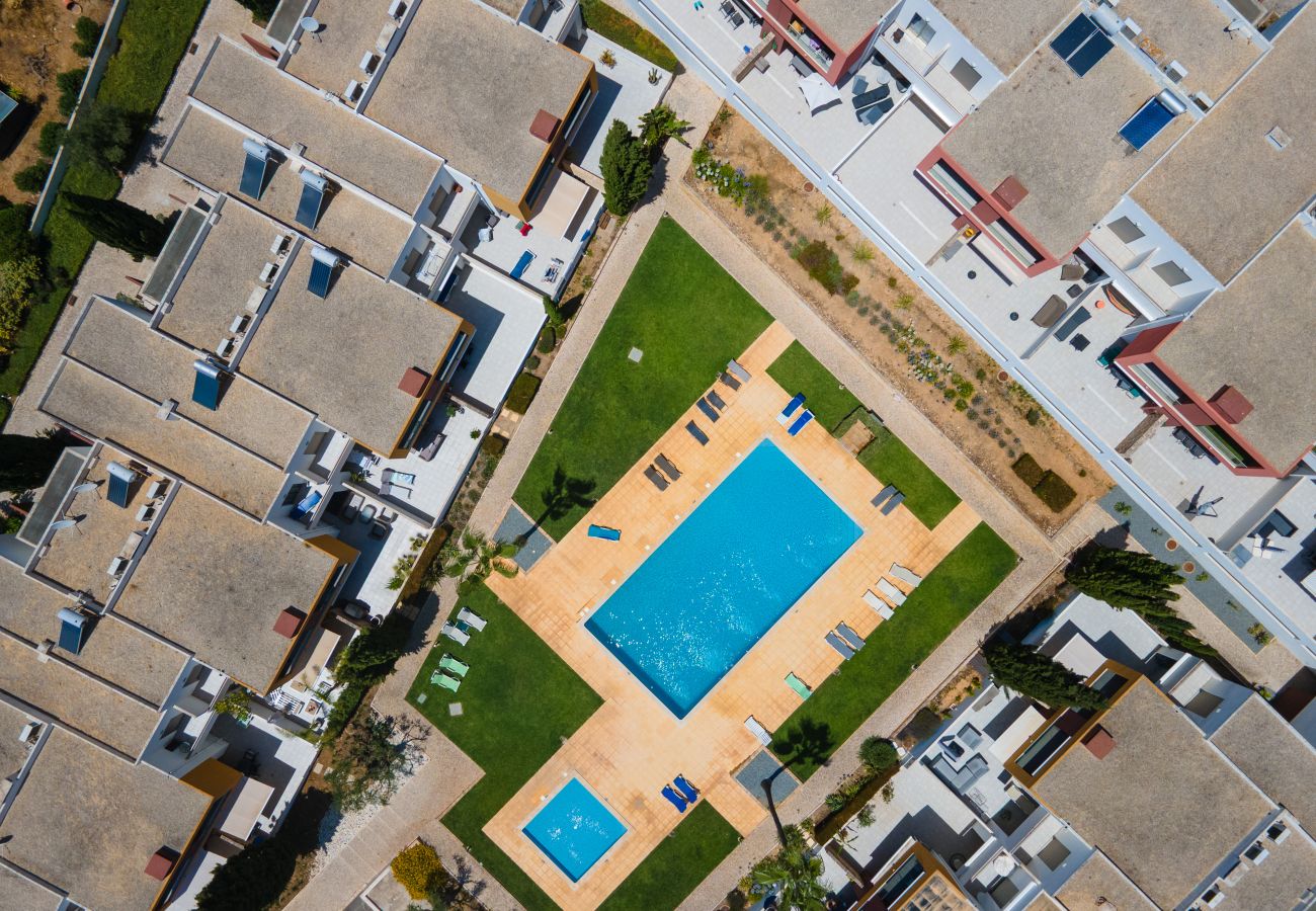 Appartement à Guia - Vitismar com piscinas e Jardim