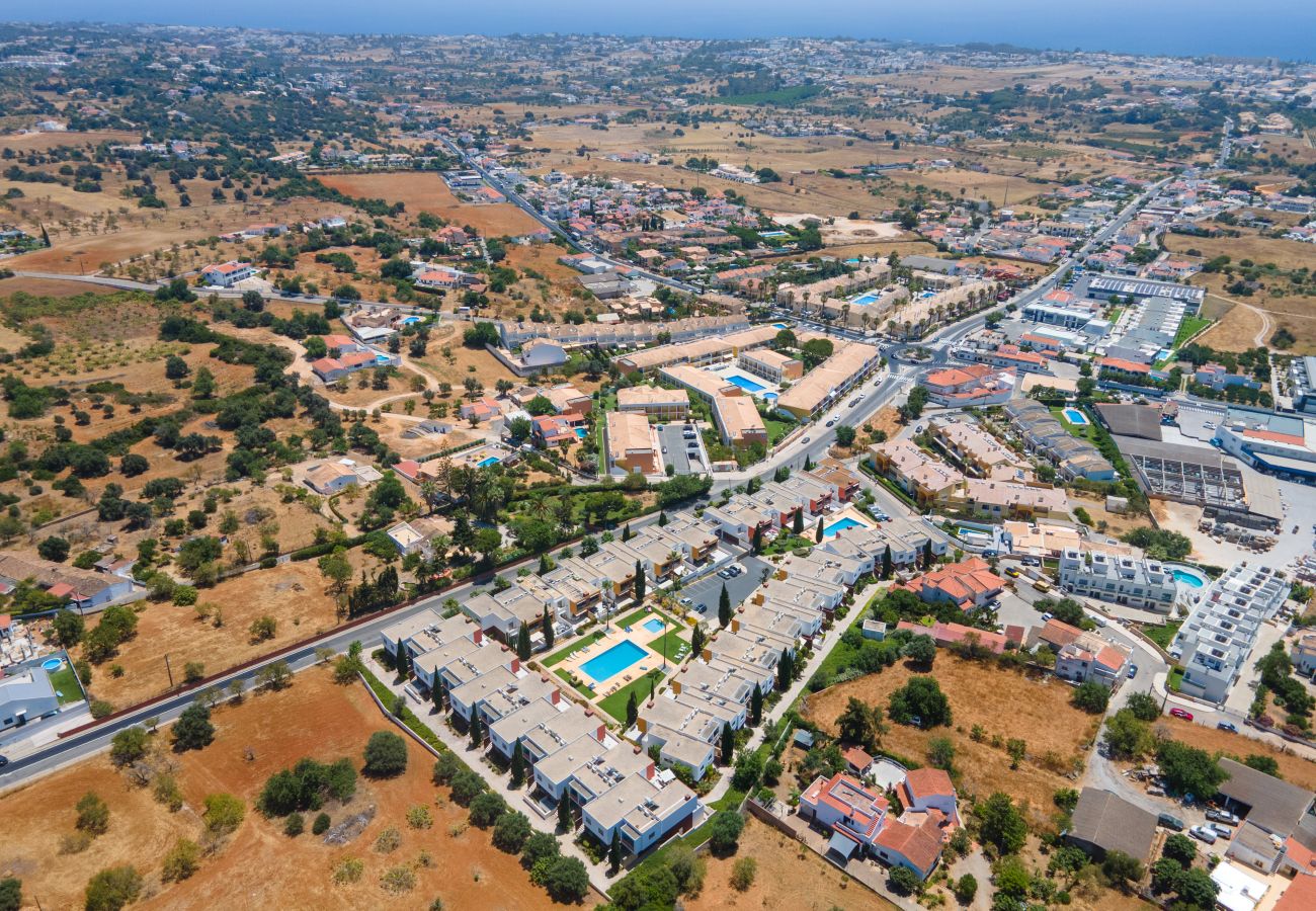 Appartement à Guia - Vitismar com piscinas e Jardim