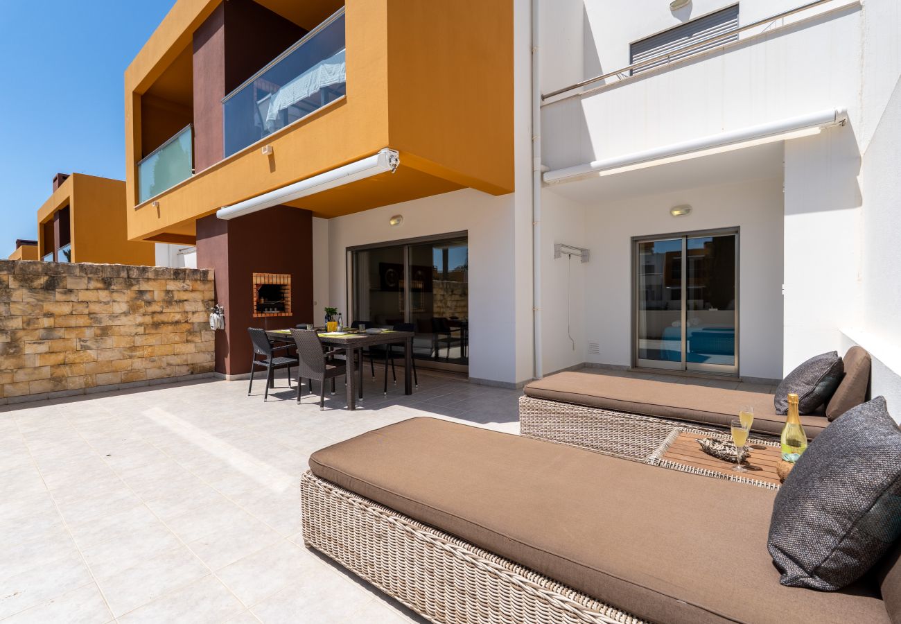 Appartement à Guia - Vitismar com piscinas e Jardim