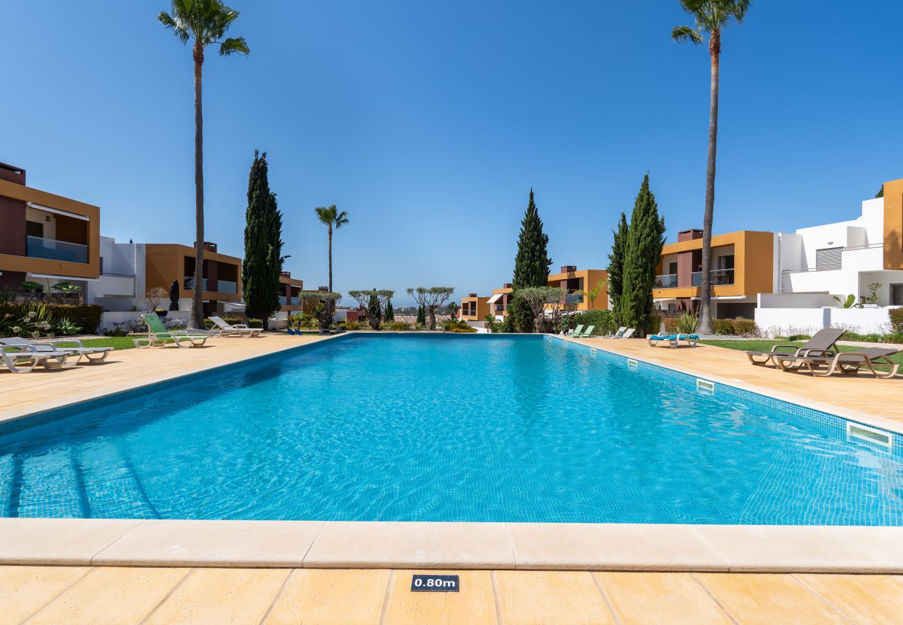 Appartement à Guia - Vitismar com piscinas e Jardim