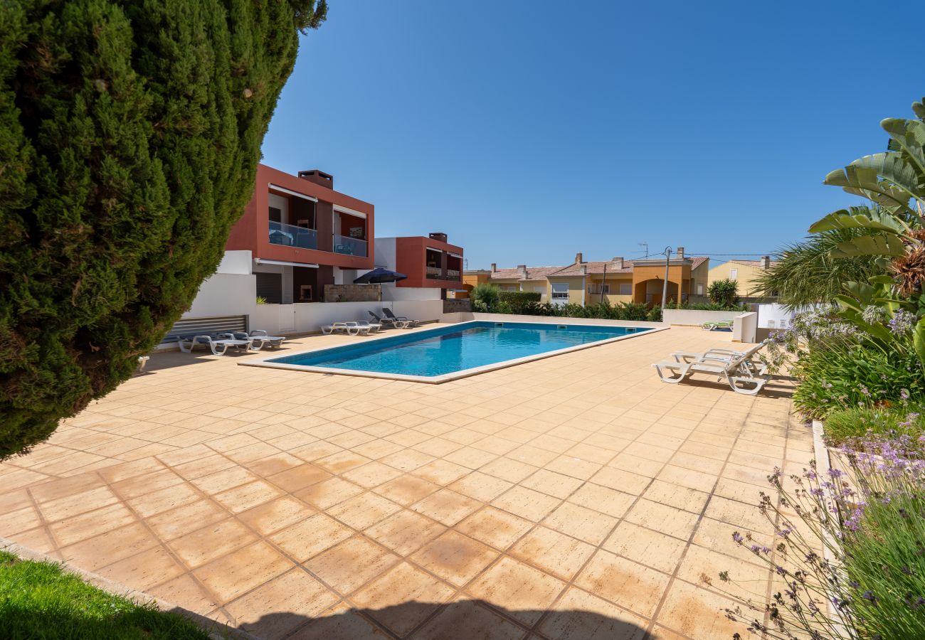 Appartement à Guia - Vitismar com piscinas e Jardim